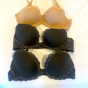 3 Natori bras in excellent condition! 2 black and 1 tan.